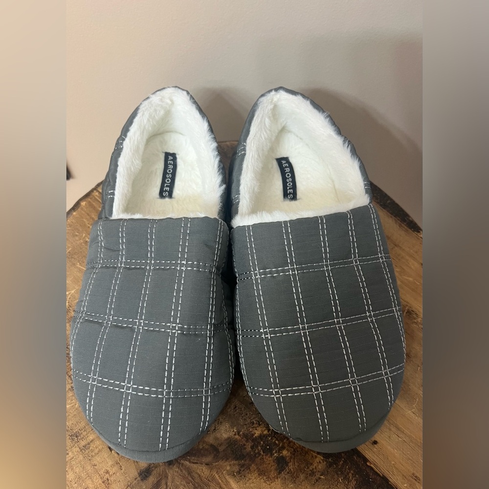 Women’s gray AREOSOLES slippers. Size medium (6.5-7.5).